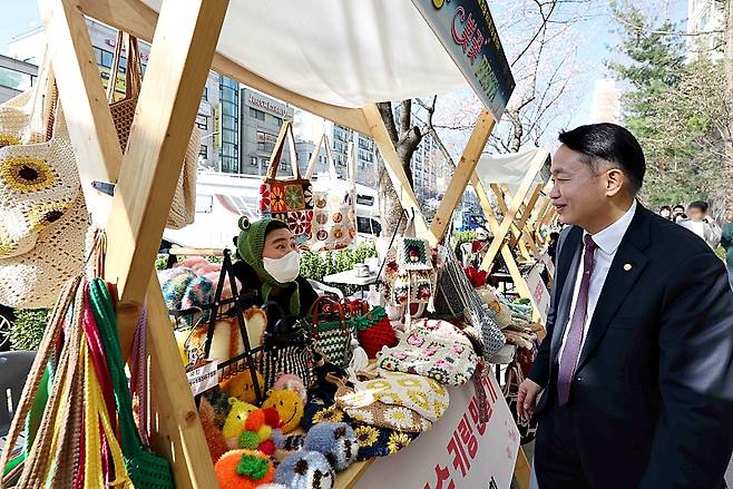 지난 11일 동구 수문통로에서 열린 '수문통 벚꽃 FESTA'에서 김찬진 동구청장(오른쪽)이 플리마켓 상인과 대화를 하고 있다. Ⓒ동구