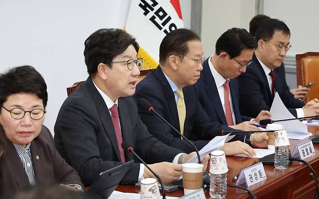 권성동 국민의힘 원내대표(왼쪽 두 번째)가 14일 국회에서 열린 비상대책위원회 회의에서 발언하고 있다. ⓒ연합뉴스