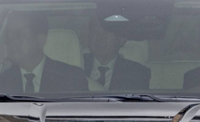 내란 우두머리 혐의를 받는 윤석열 전 대통령이 4월14일 형사 첫 정식재판이 열리는 서울 서초구 서울중앙지방법원에 들어서고 있다. ⓒ 연합뉴스