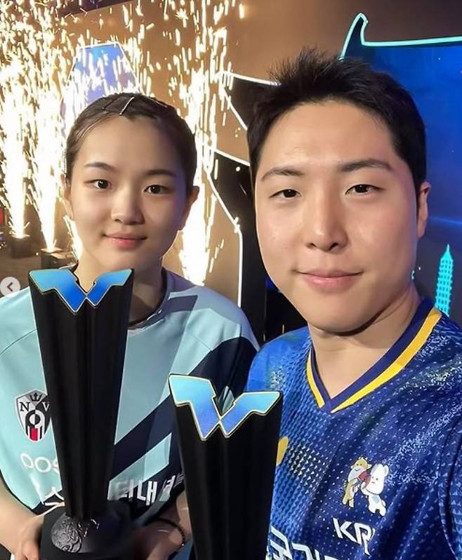 김나영(왼쪽)-임종훈이 12일 중국 타이위안 빈허스포츠센터에서 열린 WTT 컨텐더 타이위안 2025 혼합복식 결승전에서 승리해 금메달을 차지한 뒤 기념촬영하고 있다. 사진출처|WTT 공식 SNS
