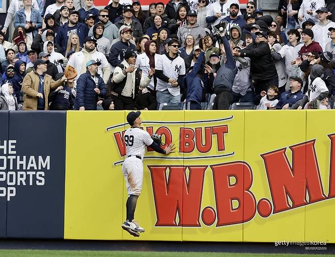 이정후의 홈런 타구를 바라보는 애런 저지. 사진=게티이미지코리아