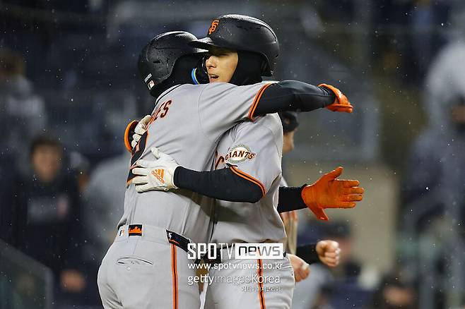 ▲ 샌프란시스코 자이언츠 한국인 메이저리거 이정후가 한국시간으로 12일 미국 뉴욕주 브롱스에 위치한 양키스타디움에서 열린 2025 메이저리그 뉴욕 양키스와의 방문 경기에서 3번타자 중견수로 선발 출전해 1회초 무사 1,2루 찬스에 나와 우월 3점홈런을 터뜨렸다. 사진은 이정후가 득점에 성공한 뒤 윌리 아다메스와 포옹을 나누는 장면이다.