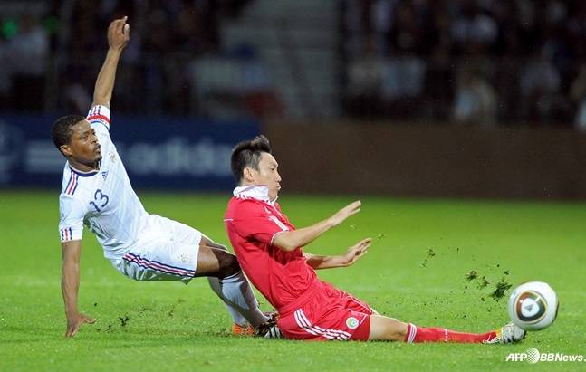 2010년 중국과 프랑스의 친선 경기 당시 파트리스 에브라(왼쪽). /AFPBBNews=뉴스1