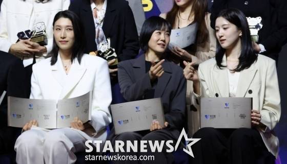배구여제 김연경(왼쪽)을 비롯한 수상자와 시상자들이 기념촬영을 하고 있다. /사진=김진경 대기자