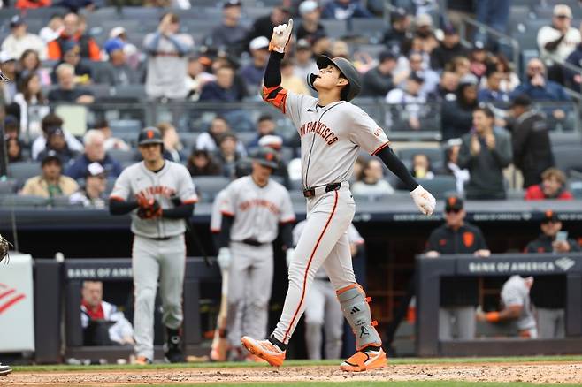 이정후는 14일(이하 한국시간) 미국 뉴욕의 양키 스타디움에서 열린 2025 메이저리그(MLB) 정규시즌 양키스와 원정경기에서 3번타자 겸 중견수로 선발 출전했다. 이날 이정후는 4회와 6회 연타석 홈런을 날리며 3타수 2홈런 4타점 1볼넷을 기록했다. AP연합뉴스