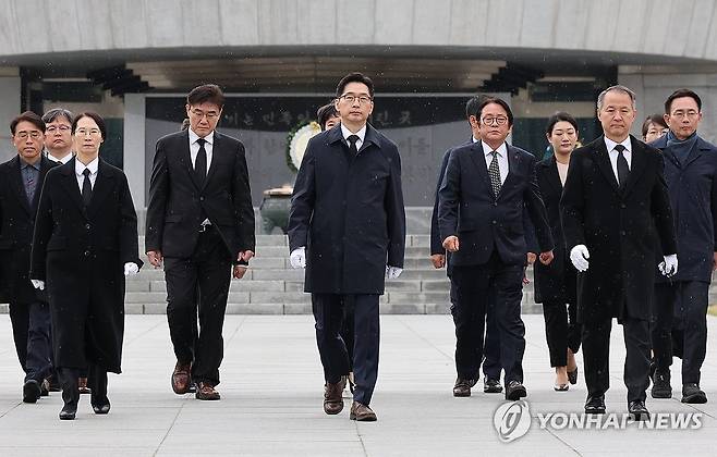 참배 마친 김경수 전 경남지사 (서울=연합뉴스) 이진욱 기자 = 대선 출마를 선언한 더불어민주당 소속 김경수 전 경남지사가 14일 서울 동작구 국립서울현충원에서 참배를 마친 뒤 이동하고 있다. 2025.4.14 cityboy@yna.co.kr