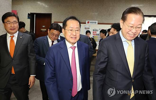 이동하는 권영세 비대위원장과 홍준표 전 대구시장 (서울=연합뉴스) 김주형 기자 = 국민의힘 권영세 비상대책위원장(오른쪽)이 14일 국회에서 대선 출마를 선언한 홍준표 전 대구시장(가운데)을 만나 면담한 뒤 이동하고 있다. 2025.4.14 kjhpress@yna.co.kr