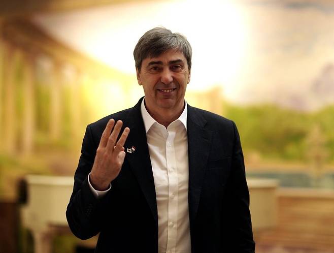 트레블 달성을 의미하는 손가락 3개를 펴 보인 필립 블랑 현대캐피탈 감독 [촬영 이동칠]