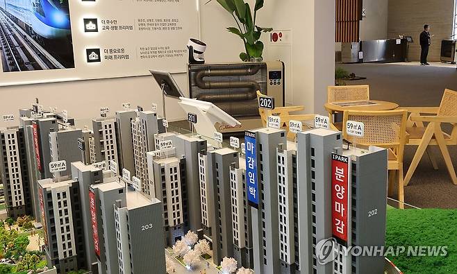 서울이 한 분양 아파트 견본주택 모습 [연합뉴스 자료사진]