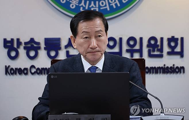 전체회의 주재하는 류희림 방심위원장 (서울=연합뉴스) 이진욱 기자 = 류희림 방송통신심의위원장이 10일 서울 양천구 목동 방송통신심의위원회에서 전체회의를 주재하고 있다. 2025.3.10 cityboy@yna.co.kr