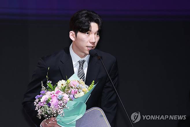 V리그 남자부 베스트 7 선정된 허수봉 (서울=연합뉴스) 신현우 기자 = 14일 서울 서대문구 스위스그랜드호텔에서 열린 프로배구 도드람 2024-2025 V리그 시상식에서 남자부 베스트 7에 선정된 아웃사이드 히터 현대캐피탈 허수봉이 소감을 밝히고 있다. 2025.4.14 nowwego@yna.co.kr