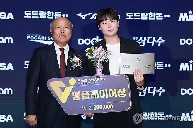 한국도로공사 김다은, 여자부 영플레이어상 수상 (서울=연합뉴스) 신현우 기자 = 14일 서울 서대문구 스위스그랜드호텔에서 열린 프로배구 도드람 2024-2025 V리그 시상식에서 여자부 영플레이어상을 수상한 한국도로공사 세터 김다은이 박광욱 도드람양돈농협 조합장과 기념 촬영하고 있다. 2025.4.14 nowwego@yna.co.kr