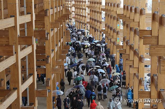 궂은 날씨에도 오사카엑스포에 인파 (오사카=연합뉴스) 박상현 특파원 = 일본 오사카·간사이 만국박람회(오사카 엑스포)가 개막한 13일 오후 궂은 날씨에도 박람회장 내부가 인파로 북적이고 있다.