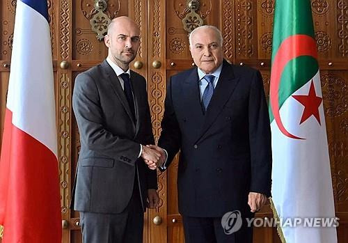 지난 6일 알제리에서 서로 만난 프랑스-알제리 외무장관 [EPA 연합뉴스 자료사진. 재판매 및 DB 금지]