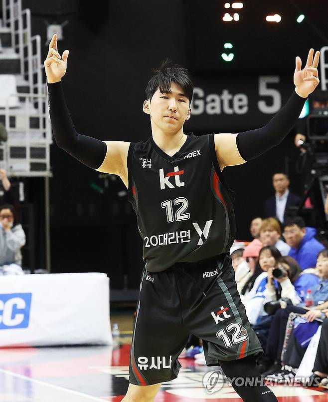 문정현 '3점' (수원=연합뉴스) 홍기원 기자 = 14일 경기도 수원KT소닉붐아레나에서 열린 프로농구 6강 플레이오프 2차전 수원 KT 소닉붐과 대구 한국가스공사 페가수스의 경기. KT 문정현이 3점 슛을 성공시킨 후 기뻐하고 있다. 2025.4.14 xanadu@yna.co.kr