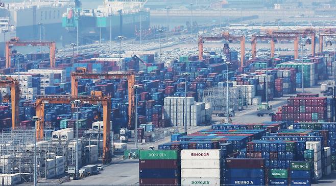 도널드 트럼프 미국 대통령이 한국산 수입품에 25%의 상호관세를 부과하겠다고 발표한 지난 3일 경기도 평택항에 컨테이너가 쌓여 있다.(사진=연합뉴스)