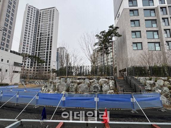 서울 성북구 ‘장위 자이 레디언트’ 입주지정기간 시작일인 지난달 31일, 단지 외부에서 정비기반시설 설치공사가 여전히 진행되고 있다.(사진=독자 제공)