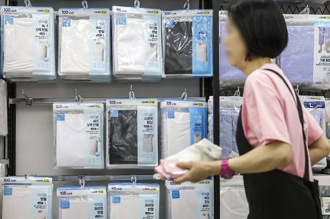 다이소가 지난해 선보인 의류 라인 ‘이지쿨’ 제품이 진열된 모습. 사진=뉴시스