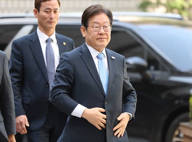 이재명 전 더불어민주당 대표가 15일 서울 서초구 서울중앙지방법원에서 열린 ‘대장동 배임·성남FC 뇌물’ 1심 공판에 출석하고 있다. (사진=연합뉴스)