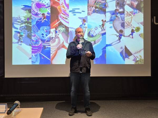 - 유니티 로드맵을 발표하는 애덤 스미스 SVP