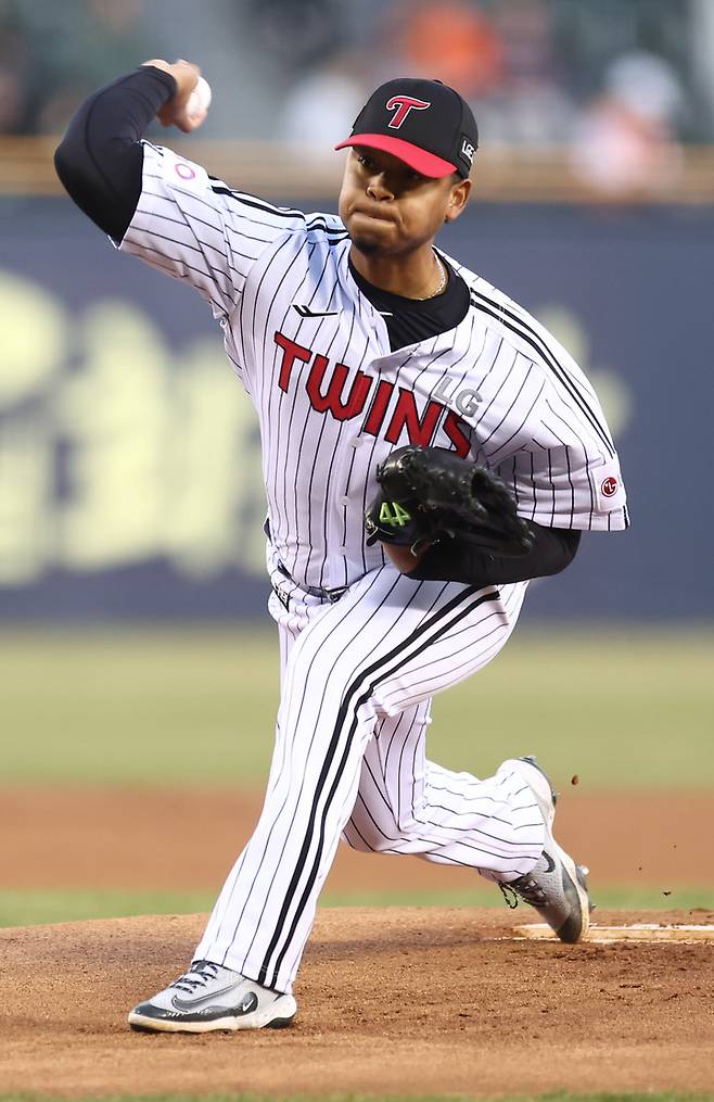 25일 잠실야구장에서 열린 2025 KBO리그 한화 이글스 대 LG 트윈스 경기. 1회 초 LG 선발투수 에르난데스가 역투하고 있다. 2025.3.25