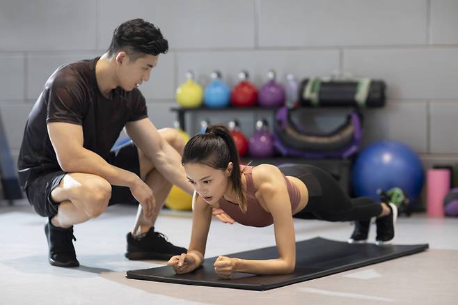 기구 운동이 힘든 운동 초보자에게 가장 기본적인 근력 운동으로는 스쿼트, 런지, 플랭크가 있다. 방법만 제대로 배운다면 집에서도 헬스 센터에서도 근력을 키울 수 있다. [사진=게티이미지뱅크]