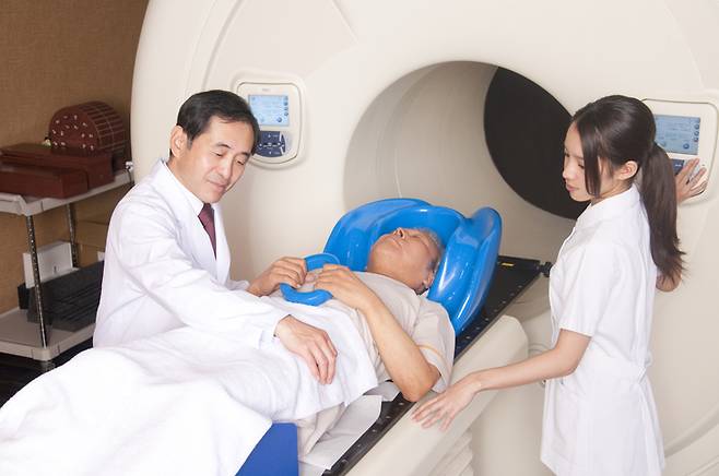 CT(컴퓨터단층촬영) 스캔 장면. 60대가 가장 많이 CT 검사를 받는다. 어린이 검사 비율은 약 4%다. CT 스캔을 받는 영유아는 그렇지 않은 영유아에 비해 각종 암에 걸릴 위험이 10배나 높은 것으로 나타났다. [사진=게티이미지뱅크]