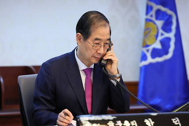 한덕수 대통령 권한대행 국무총리가 8일 정부서울청사에서 도널드 트럼프 미국 대통령과 전화 통화를 하고 있다.(국무총리실 제공. 재판매 및 DB 금지) 2025.4.8/뉴스1