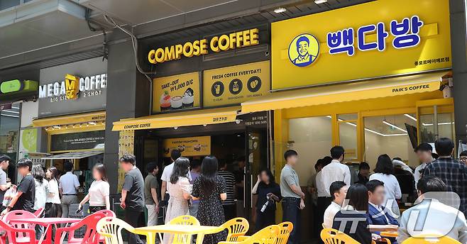 서울 시내에 위치한 저가 브랜드 커피 매장 앞에서 시민들이 줄지어 커피를 구매하고 있다. 2024.7.1/뉴스1 ⓒ News1 임세영 기자