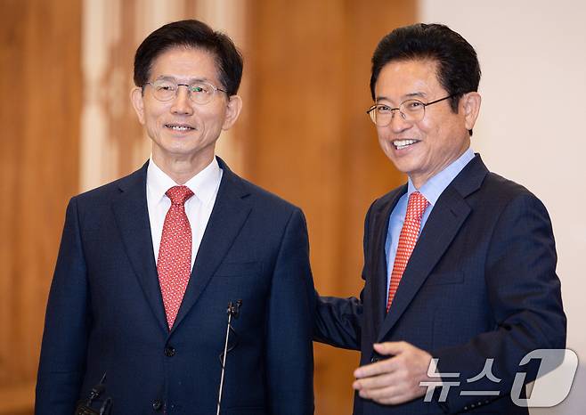 제21대 대통령선거에 출마한 김문수 전 고용노동부 장관과 이철우 경북지사가 15일 오전 서울 마포구 박정희대통령기념관에서 동상 건립 관련 현안 회동을 갖고 있다. 2025.4.15/뉴스1 ⓒ News1 이재명 기자