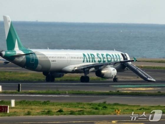 15일 오전 8시15분쯤 제주국제공항에서 이륙을 준비하던 김포행 에어서울 RS902편 항공기의 비상문이 열리는 사고가 발생했다.(독자제공, 재판매 및  DB 금지) /뉴스1