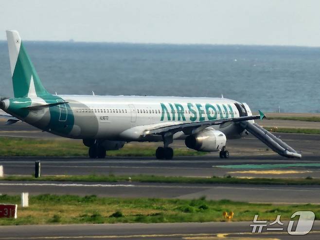 15일 오전 8시15분쯤 김포행 에어서울 RS902편 항공기에서 비상구 문이 열리는 사고가 발생했다.(독자제공. 재판매 및 DB 금지)