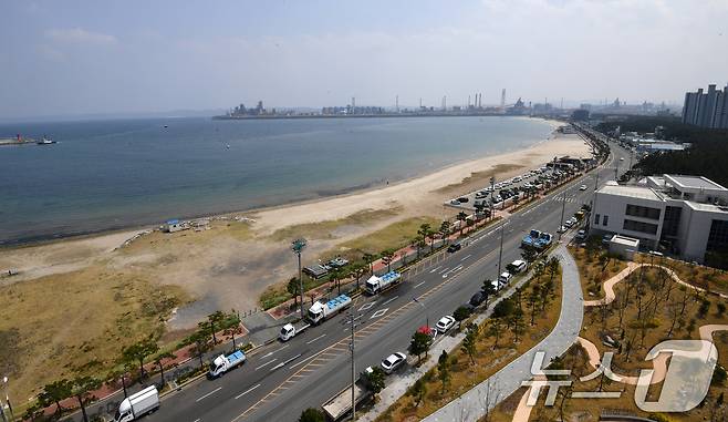 15일 경북 포항시 송도해수욕장이 올 7월 개장을 앞두고 막바지 공사가 한창이다. 포항시는 5월 말까지 바다시청 공사를 마무리하고 화장실과 세족시설 등편의시설을 갖춘 후 개장한다는 계획이다. 2025.4.15/뉴스1 ⓒ News1 최창호 기자