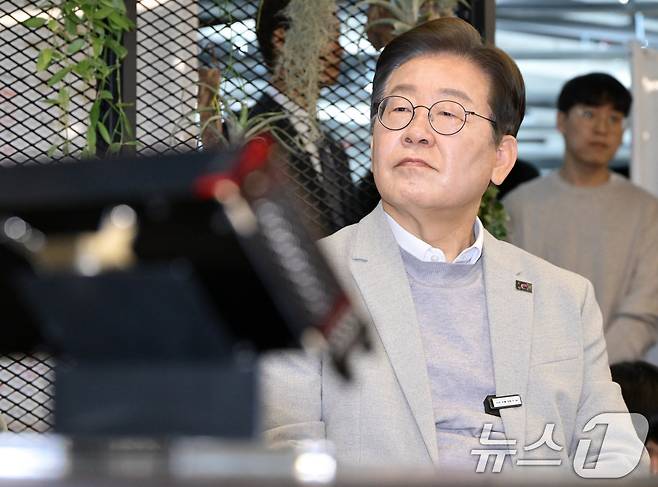 이재명 더불어민주당 대선 예비후보가 14일 서울 강남구 퓨리오사AI에서 백준호 퓨리오사AI 대표의 기술소개를 듣고 있다. 2025.4.14/뉴스1 ⓒ News1 국회사진취재단