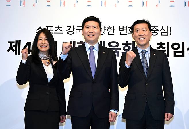 대한체육회 김나미 사무총장과 유승민 회장, 김택수 선수촌장(왼쪽부터)이 27일 서울 용산구 한남동에 있는 그랜드하얏트호텔에서 열린 제1차 이사회를 마치고 파이팅 포즈하고 있다. 사진 | 대한체육회