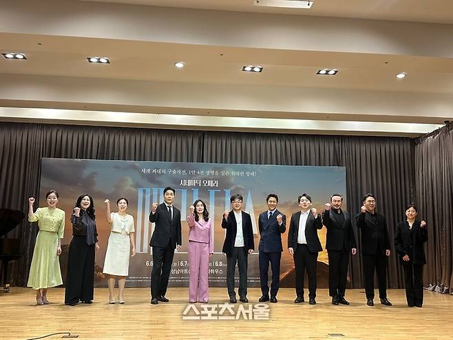 15일 시네마틱 오페라 ‘메러디스’ 제작발표회에서 이혜경 연출(왼쪽에서 다섯번째)과 출연 배우들이 사진 촬영하고 있다. 사진 | 표권향 기자 gioia@sportsseoul.com