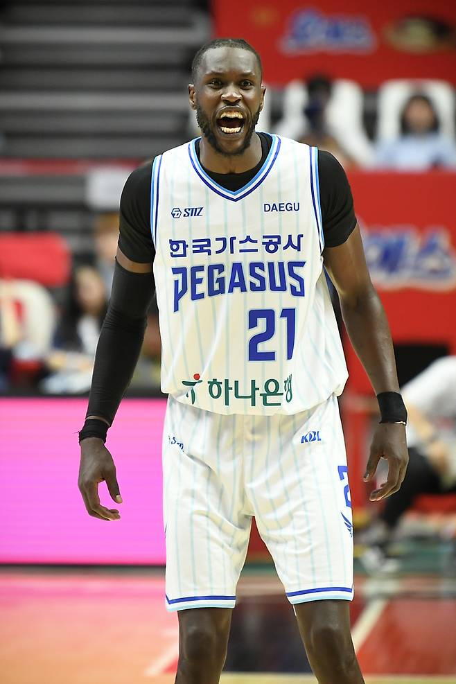 대체 외인으로 합류한 마티앙이 6강 PO 히든 카드 역할을 하고 있다. 사진 | KBL