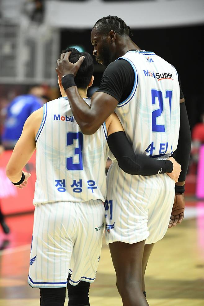 정성우를 다독이는 마티앙. 사진 | KBL