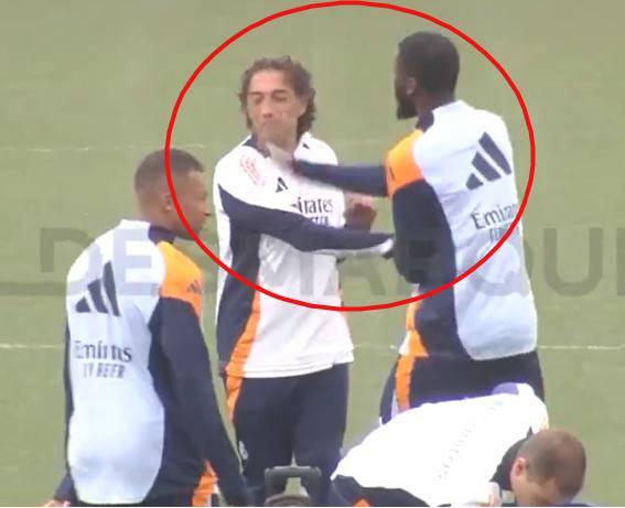 [스포츠조선 강우진 기자]레알 마드리드의 수비수 안토니오 뤼디거가 클럽의 이미지를 제대로 망치고 있다. 코칭 스태프를 폭행하고, 일본 선수들을 조롱한 것은 이미 유명하다. 최근에는 훈련장에서 동료 선수와 몸싸움까지 벌이며 논란이 커지고 있다.

1993년생으로 30세가 넘는 나이임에도 여전히 배움이 부족한 모습을 보이며 팬들의 눈살을 찌푸리게 하고 있다. 구단 차원에서 날뛰는 뤼디거의 행동을 자제시킬 대책 마련이 시급하다. 사진=SNS