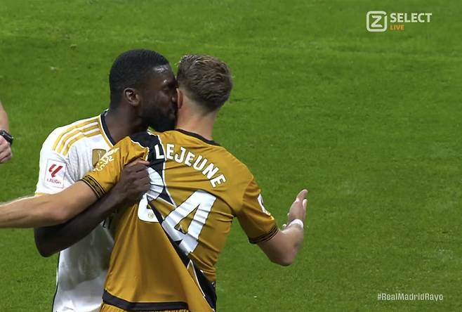 레알 마드리드의 수비수 안토니오 뤼디거가 클럽의 이미지를 제대로 망치고 있다. 코칭 스태프를 폭행하고, 일본 선수들을 조롱한 것은 이미 유명하다. 최근에는 훈련장에서 동료 선수와 몸싸움까지 벌이며 논란이 커지고 있다.

1993년생으로 30세가 넘는 나이임에도 여전히 배움이 부족한 모습을 보이며 팬들의 눈살을 찌푸리게 하고 있다. 구단 차원에서 날뛰는 뤼디거의 행동을 자제시킬 대책 마련이 시급하다. 사진=SNS