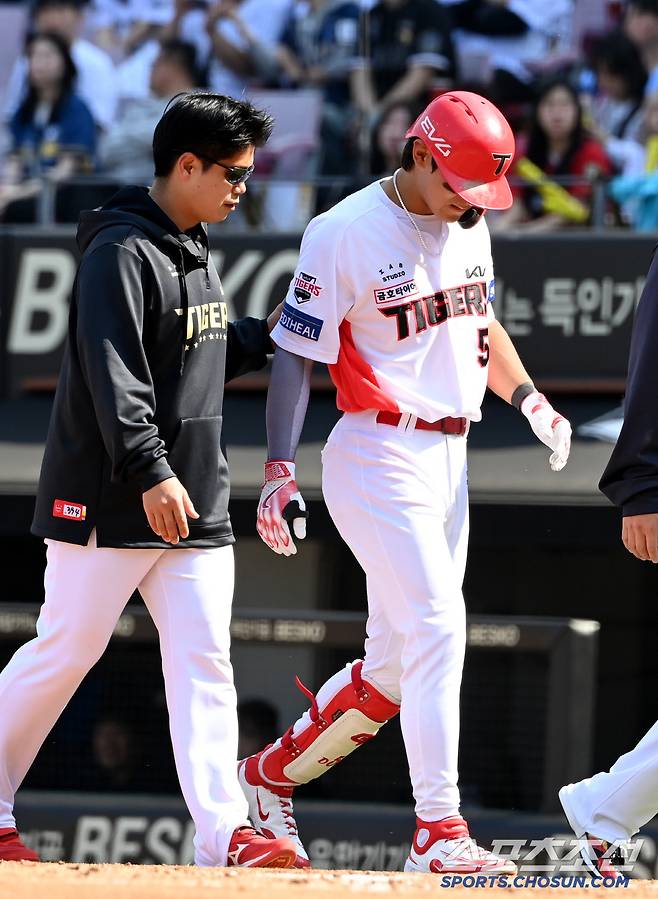 22일 광주KIA챔피언스필드에서 열린 NC와 KIA의 개막전, 3회말 KIA 김도영이 안타를 치고 1루에 나서다 다리통증을 호소하며 교체되고 있다. 광주=허상욱 기자wook@sportschosun.com/2025.03.22/