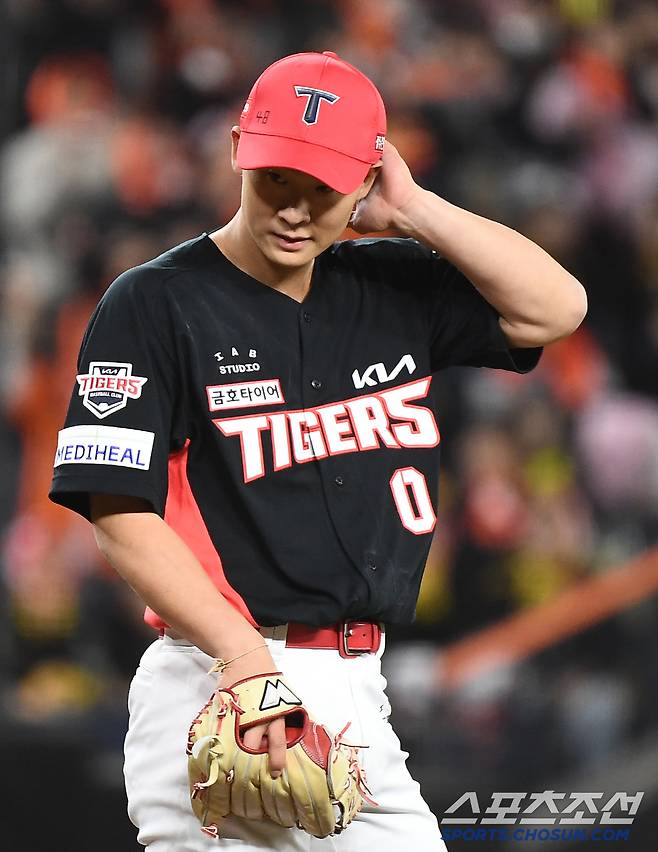 28일 대전 한화생명볼파크에서 열린 KIA-한화전. 7회말 2사 1, 2루에 등판한 곽도규가 2볼넷 1사구로 2실점했다. 곽도규가 난감해하고 있다. 대전=정재근 기자 cjg@sportschosun.com/2025.3.28/