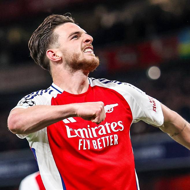 [스포츠조선 강우진 기자]데클런 라이스가 프리킥 스페셜리스트로 떠오르고 있다. 지난 챔피언스리그 8강 1차전에서 레알 마드리드를 상대로 2번의 프리킥 골을 성공시키며 영웅이 됐다.

공교롭게도 라이스의 이러한 프리킥 능력은 레알 마드리드의 도움이 있었다. 그가 과거 레알 마드리드에서 뛰었던 데이비드 베컴의 팬이었기 때문이다.

영국 TBR풋볼은 15일(한국시각) '데클런 라이스가 과거 한 명의 레알 마드리드 스타를 열렬히 좋아했던 시절이 있었다'라고 보도했다. 사진=SNS