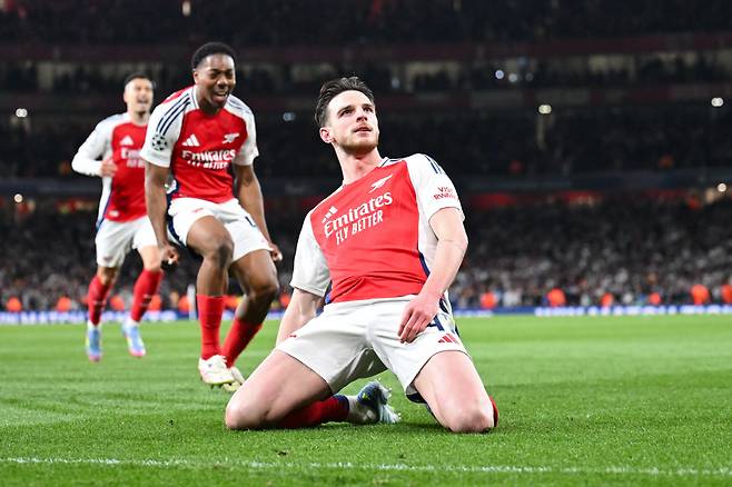 데클런 라이스가 프리킥 스페셜리스트로 떠오르고 있다. 지난 챔피언스리그 8강 1차전에서 레알 마드리드를 상대로 2번의 프리킥 골을 성공시키며 영웅이 됐다.

공교롭게도 라이스의 이러한 프리킥 능력은 레알 마드리드의 도움이 있었다. 그가 과거 레알 마드리드에서 뛰었던 데이비드 베컴의 팬이었기 때문이다.

영국 TBR풋볼은 15일(한국시각) '데클런 라이스가 과거 한 명의 레알 마드리드 스타를 열렬히 좋아했던 시절이 있었다'라고 보도했다. 사진=SNS