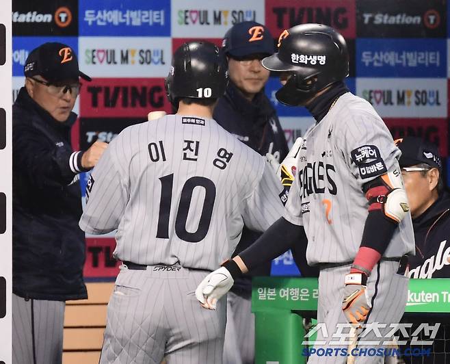 9일 잠실구장에서 열린 KBO리그 두산과 한화의 경기. 2회 1타점 희생플라이를 날린 한화 이진영. 잠실=송정헌 기자songs@sportschosun.com/2025.04.09/