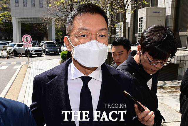 첫 재판 향하는 윤관 대표.