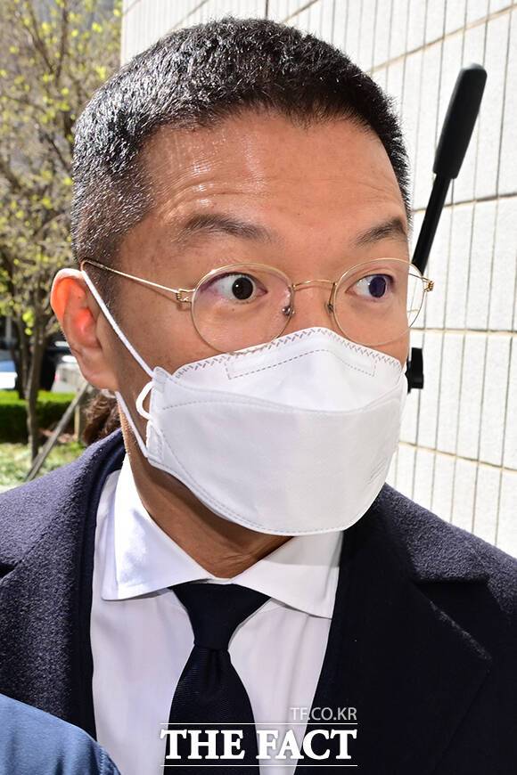 취재진이 몰리자 윤관 대표가 깜짝 놀란 표정을 짓고있다.