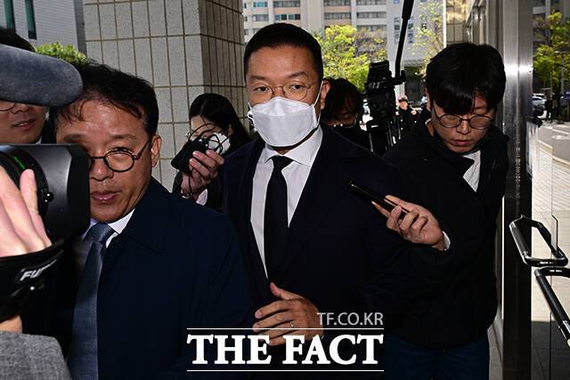 첫 공판 출석하는 윤관 대표.