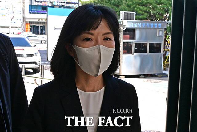 구연경 대표가 남편 윤관 대표와 따로 공판에 출석하고 있다.