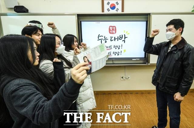 교육부는 15일 2028학년도 대입제도 개편에 따라 입시를 준비하게 될 학생을 대상으로 △2028학년도부터 조정되는 하반기 수능 모의평가 일정 등을 안내했다. 사진은 2024학년도 수능을 하루 앞둔 15일 오전 세종시 한 고등학교 모습./더팩트 DB